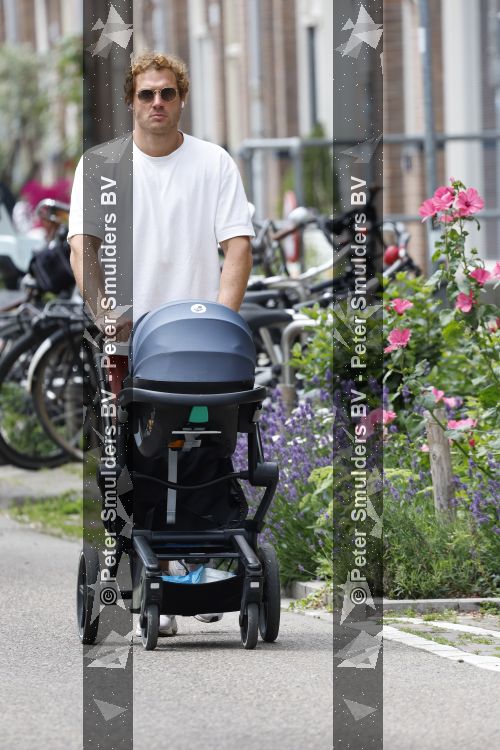 Amsterdam 10 juni 2026
Jamie Trenite achter de kinderwagen met daarin zijn 2e zoon in de jordaan.