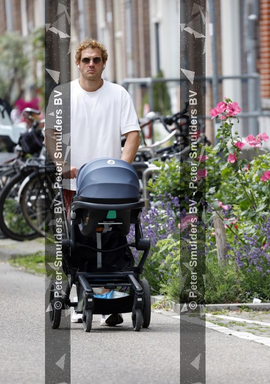 Amsterdam 10 juni 2026
Jamie Trenite achter de kinderwagen met daarin zijn 2e zoon in de jordaan.