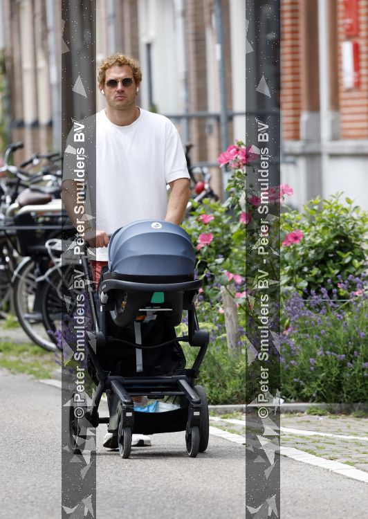 Amsterdam 10 juni 2026
Jamie Trenite achter de kinderwagen met daarin zijn 2e zoon in de jordaan.
