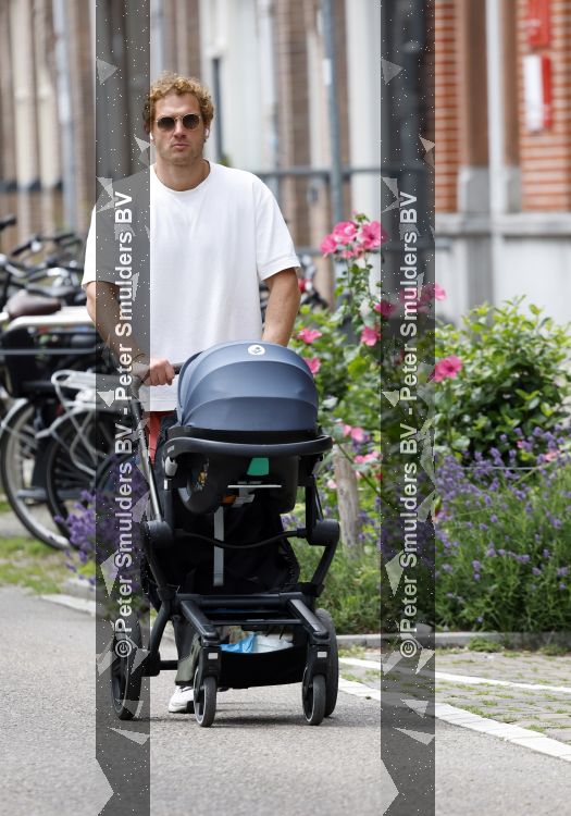 Amsterdam 10 juni 2026
Jamie Trenite achter de kinderwagen met daarin zijn 2e zoon in de jordaan.