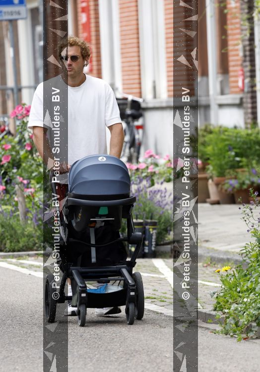 Amsterdam 10 juni 2026
Jamie Trenite achter de kinderwagen met daarin zijn 2e zoon in de jordaan.