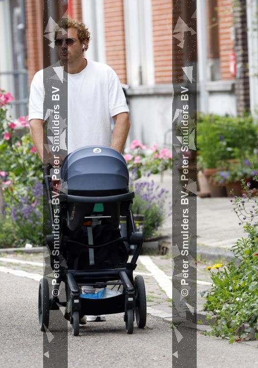 Amsterdam 10 juni 2026
Jamie Trenite achter de kinderwagen met daarin zijn 2e zoon in de jordaan.