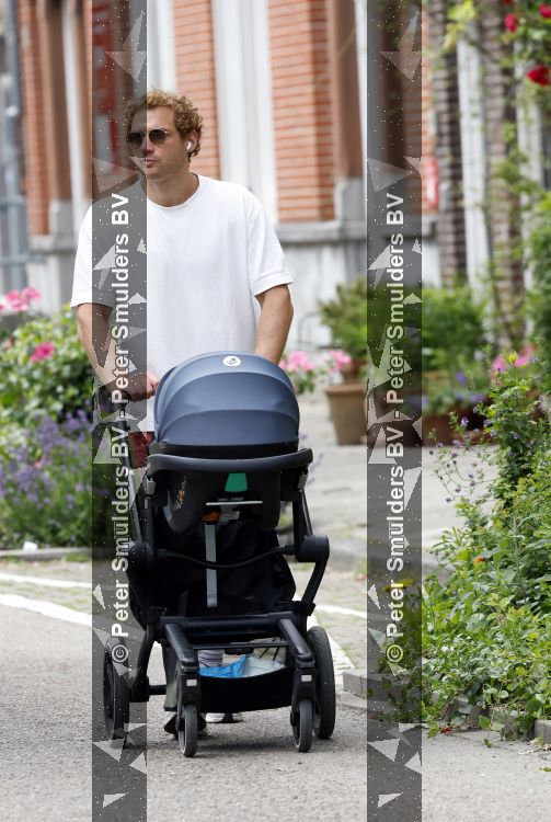 Amsterdam 10 juni 2026
Jamie Trenite achter de kinderwagen met daarin zijn 2e zoon in de jordaan.