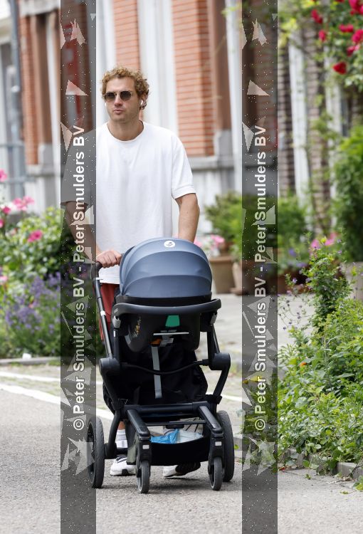 Amsterdam 10 juni 2026
Jamie Trenite achter de kinderwagen met daarin zijn 2e zoon in de jordaan.