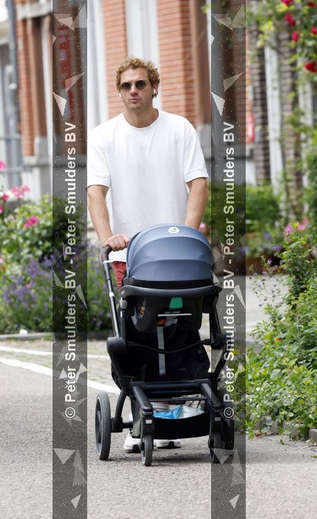 Amsterdam 10 juni 2026
Jamie Trenite achter de kinderwagen met daarin zijn 2e zoon in de jordaan.