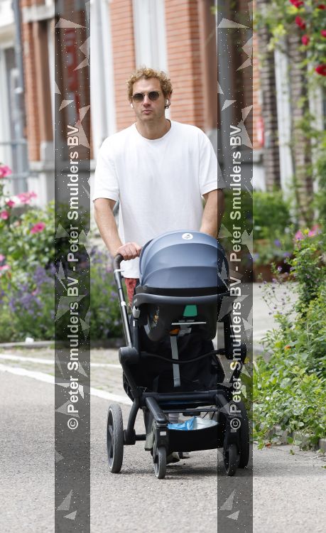 Amsterdam 10 juni 2026
Jamie Trenite achter de kinderwagen met daarin zijn 2e zoon in de jordaan.
