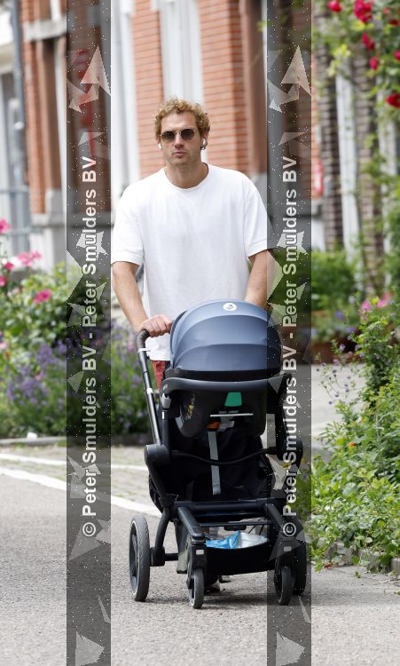 Amsterdam 10 juni 2026
Jamie Trenite achter de kinderwagen met daarin zijn 2e zoon in de jordaan.
