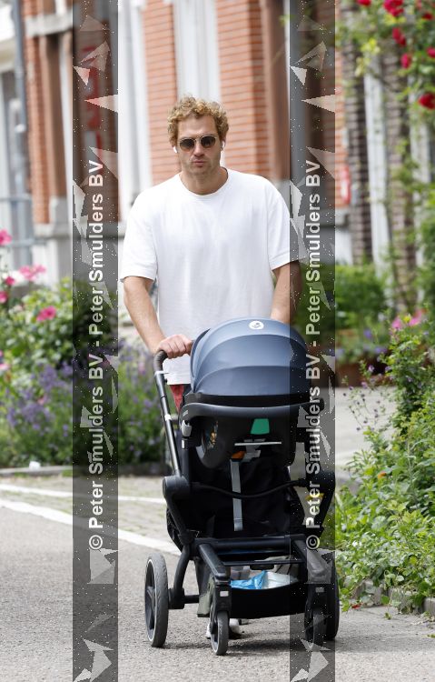 Amsterdam 10 juni 2026
Jamie Trenite achter de kinderwagen met daarin zijn 2e zoon in de jordaan.