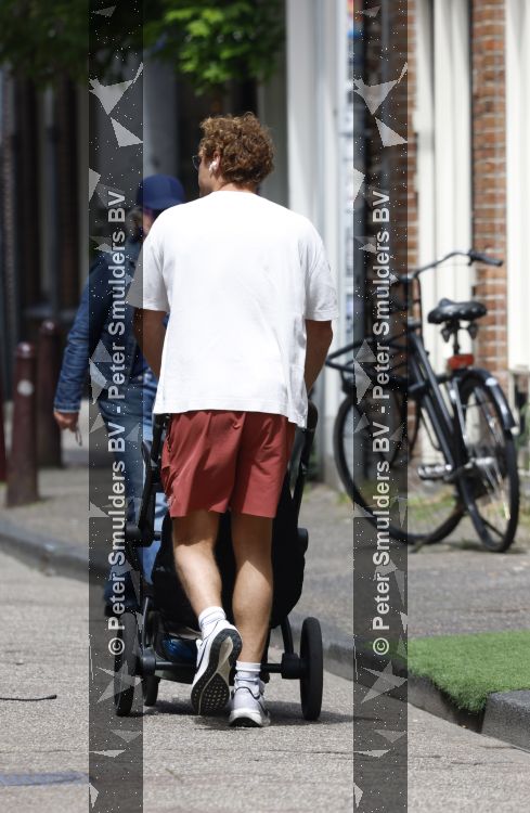 Amsterdam 10 juni 2026
Jamie Trenite achter de kinderwagen met daarin zijn 2e zoon in de jordaan.