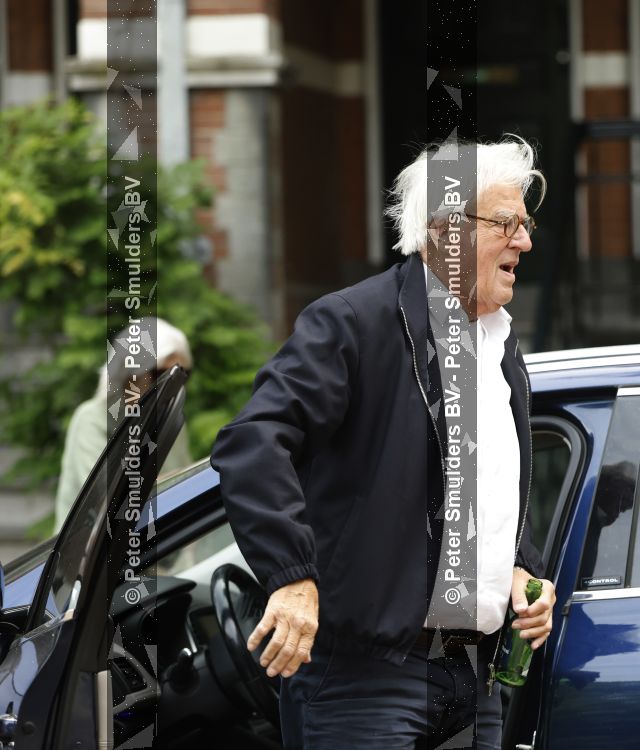 Amsterdam 1 juni 2026
Jeroen Krabbe en Herma Krabbe met hun auto in Amsterdam . Jeroen Krabbe met bierfles 