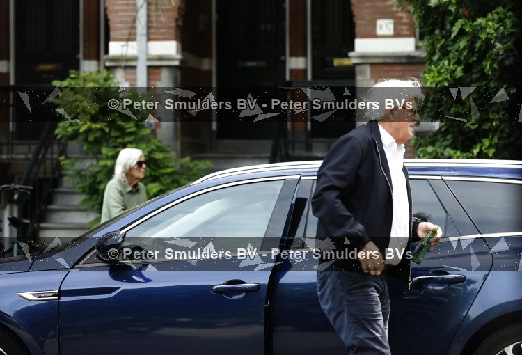 Amsterdam 1 juni 2026
Jeroen Krabbe en Herma Krabbe met hun auto in Amsterdam . Jeroen Krabbe met bierfles 