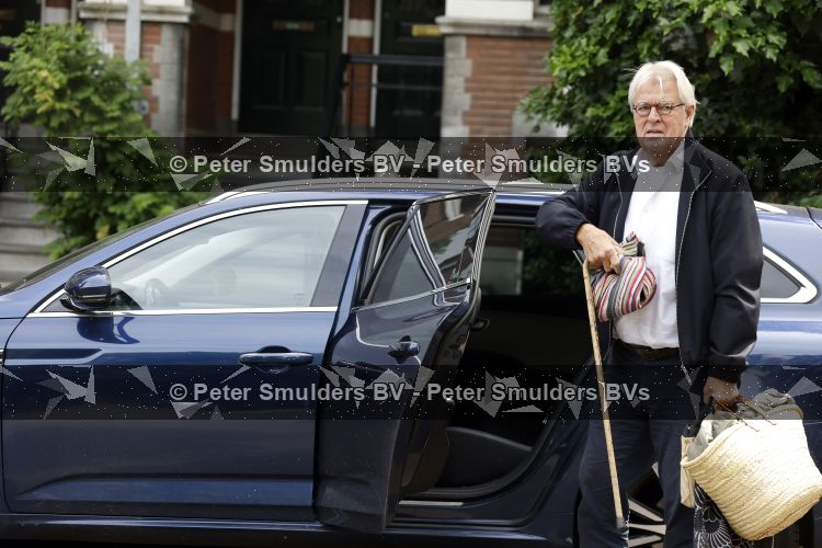 Amsterdam 1 juni 2026
Jeroen Krabbe en Herma Krabbe met hun auto in Amsterdam . Jeroen Krabbe met bierfles 