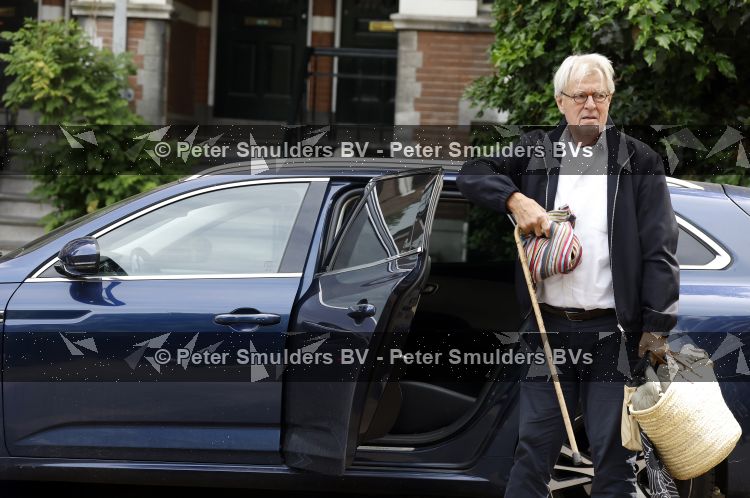 Amsterdam 1 juni 2026
Jeroen Krabbe en Herma Krabbe met hun auto in Amsterdam . Jeroen Krabbe met bierfles 