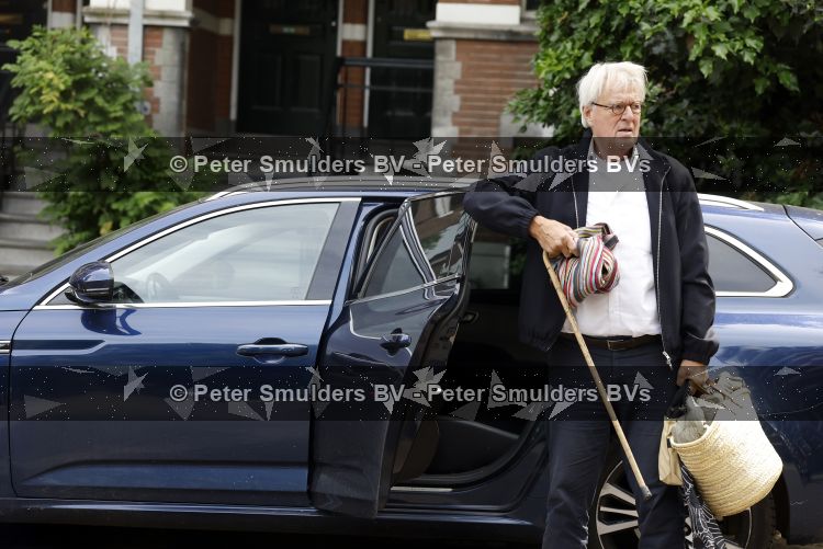Amsterdam 1 juni 2026
Jeroen Krabbe en Herma Krabbe met hun auto in Amsterdam . Jeroen Krabbe met bierfles 