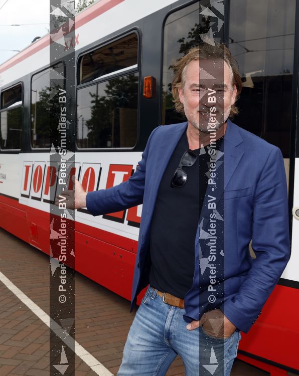 Amsterdam 27 mei 2026
3e deel van de boekenreeks 60 jaar Top 40 wordt feestelijk gelanceerd door bestickerde Top 40-tram met Erik de Zwart als trambestuurder. Natalie La Rose Erik de Zwart, Godfried Nevels en Jeroen Nieuwenhuize  zijn aanwezig 