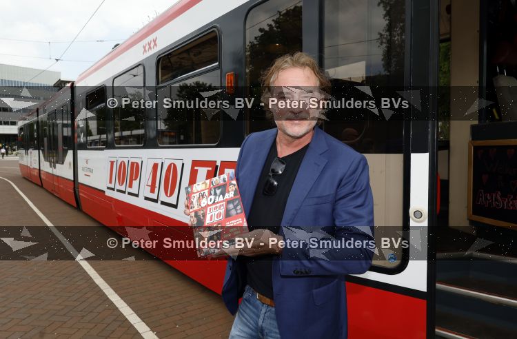 Amsterdam 27 mei 2026
3e deel van de boekenreeks 60 jaar Top 40 wordt feestelijk gelanceerd door bestickerde Top 40-tram met Erik de Zwart als trambestuurder. Natalie La Rose Erik de Zwart, Godfried Nevels en Jeroen Nieuwenhuize  zijn aanwezig 