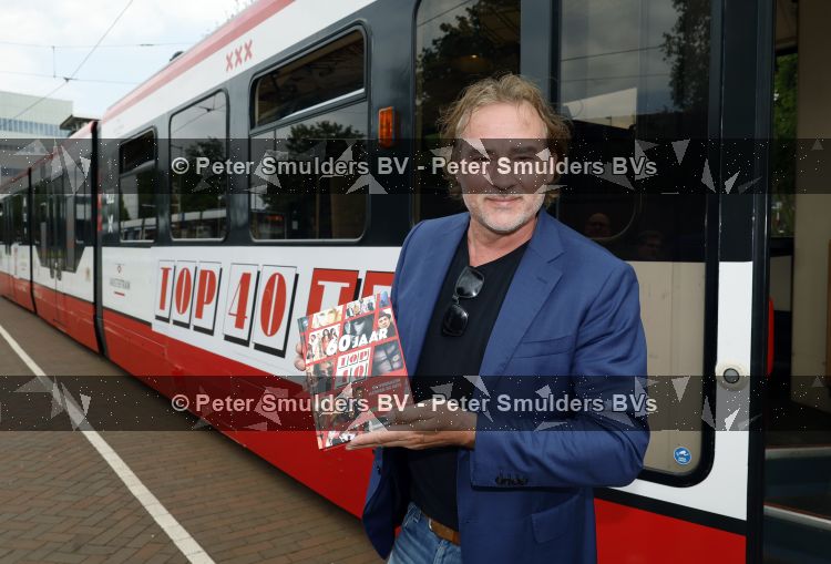 Amsterdam 27 mei 2026
3e deel van de boekenreeks 60 jaar Top 40 wordt feestelijk gelanceerd door bestickerde Top 40-tram met Erik de Zwart als trambestuurder. Natalie La Rose Erik de Zwart, Godfried Nevels en Jeroen Nieuwenhuize  zijn aanwezig 