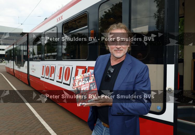Amsterdam 27 mei 2026
3e deel van de boekenreeks 60 jaar Top 40 wordt feestelijk gelanceerd door bestickerde Top 40-tram met Erik de Zwart als trambestuurder. Natalie La Rose Erik de Zwart, Godfried Nevels en Jeroen Nieuwenhuize  zijn aanwezig 
