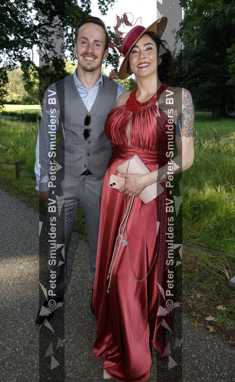 Breukelen 22 juni 2026
Nationale haringparty op Neyenrode . Jessica Chang Sing Pang kwam met haar zoon 