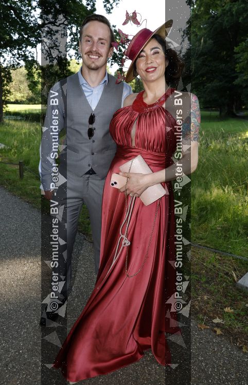 Breukelen 22 juni 2026
Nationale haringparty op Neyenrode . Jessica Chang Sing Pang kwam met haar zoon 