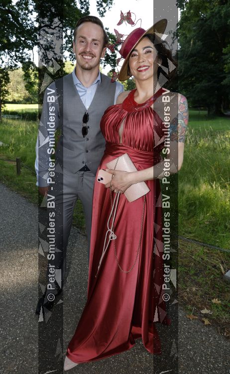 Breukelen 22 juni 2026
Nationale haringparty op Neyenrode . Jessica Chang Sing Pang kwam met haar zoon 