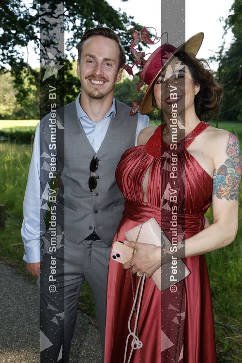 Breukelen 22 juni 2026
Nationale haringparty op Neyenrode . Jessica Chang Sing Pang kwam met haar zoon 