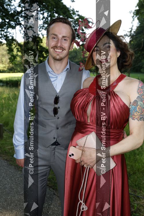 Breukelen 22 juni 2026
Nationale haringparty op Neyenrode . Jessica Chang Sing Pang kwam met haar zoon 