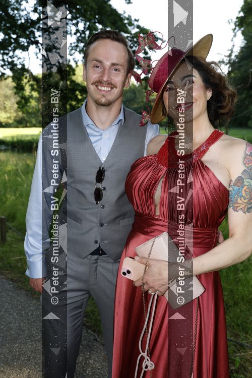 Breukelen 22 juni 2026
Nationale haringparty op Neyenrode . Jessica Chang Sing Pang kwam met haar zoon 