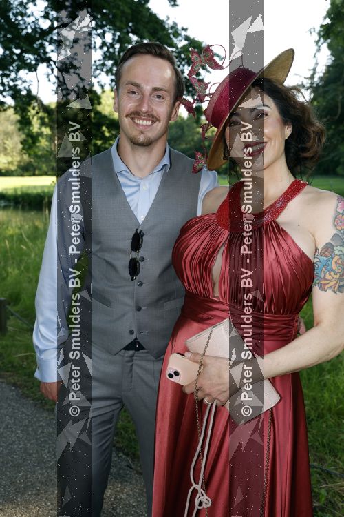 Breukelen 22 juni 2026
Nationale haringparty op Neyenrode . Jessica Chang Sing Pang kwam met haar zoon 