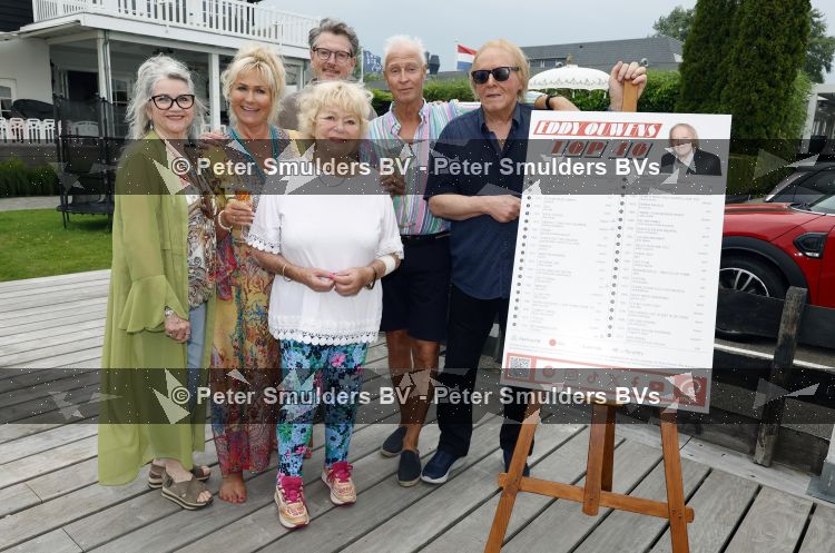 Loosdrecht 29 mei 2026
Eddy Ouwens viert zijn 80e verjaardag met een boottocht en een borrel bij Lakeside cafe . Jody Pijper Melita Cousel Tineke Nooij Lex Cousel Erik de Zwart en Eddy Ouwens 