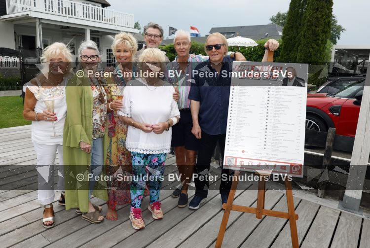 Loosdrecht 29 mei 2026
Eddy Ouwens viert zijn 80e verjaardag met een boottocht en een borrel bij Lakeside cafe . Jody Pijper Melita Cousel Tineke Nooij Lex Cousel Erik de Zwart en Eddy Ouwens 