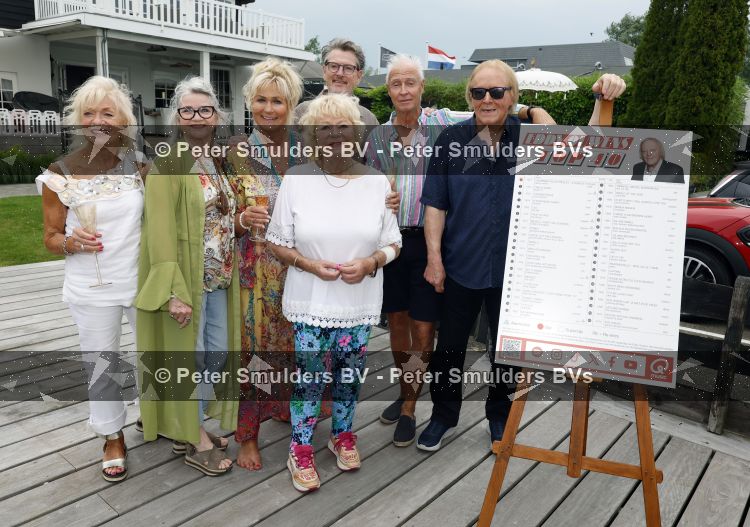 Loosdrecht 29 mei 2026
Eddy Ouwens viert zijn 80e verjaardag met een boottocht en een borrel bij Lakeside cafe . Jody Pijper Melita Cousel Tineke Nooij Lex Cousel Erik de Zwart en Eddy Ouwens 