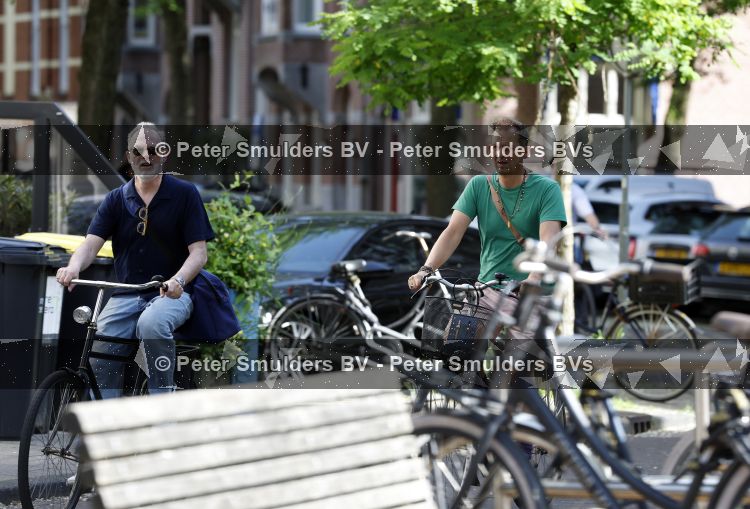 Amsterdam 29 mei 2026
Joep Onderdelinden met partner Hans op de fiets in Amsterdam zuid .