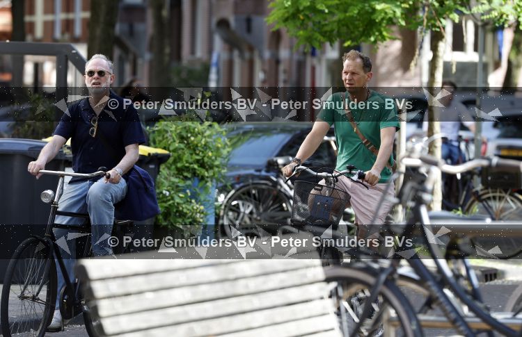 Amsterdam 29 mei 2026
Joep Onderdelinden met partner Hans op de fiets in Amsterdam zuid .