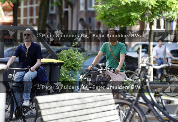 Amsterdam 29 mei 2026
Joep Onderdelinden met partner Hans op de fiets in Amsterdam zuid .