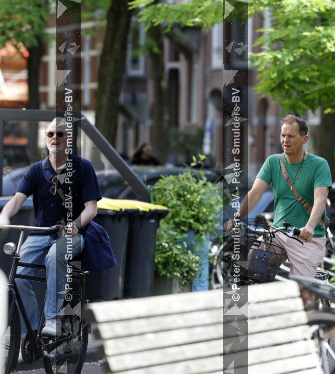 Amsterdam 29 mei 2026
Joep Onderdelinden met partner Hans op de fiets in Amsterdam zuid .