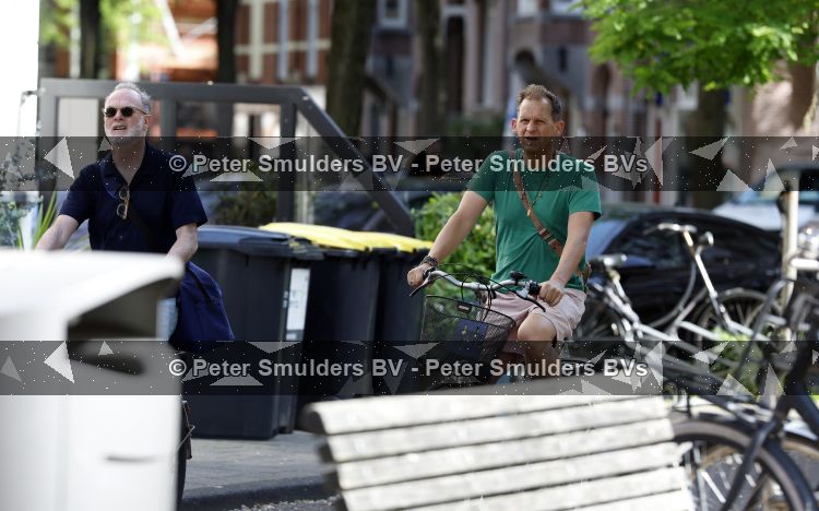 Amsterdam 29 mei 2026
Joep Onderdelinden met partner Hans op de fiets in Amsterdam zuid .