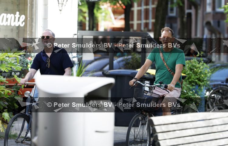 Amsterdam 29 mei 2026
Joep Onderdelinden met partner Hans op de fiets in Amsterdam zuid .