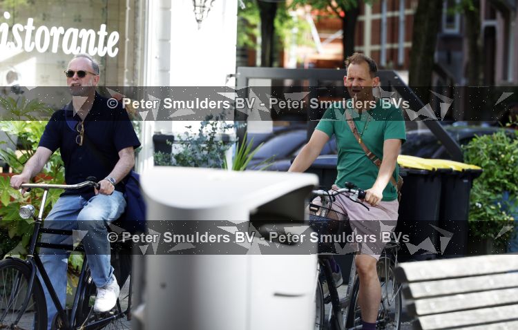 Amsterdam 29 mei 2026
Joep Onderdelinden met partner Hans op de fiets in Amsterdam zuid .