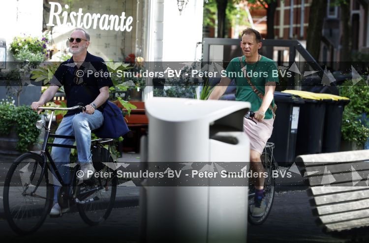 Amsterdam 29 mei 2026
Joep Onderdelinden met partner Hans op de fiets in Amsterdam zuid .