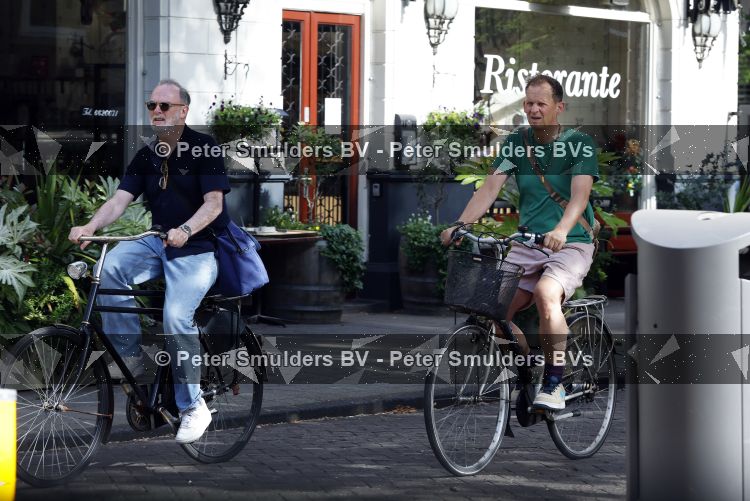 Amsterdam 29 mei 2026
Joep Onderdelinden met partner Hans op de fiets in Amsterdam zuid .
