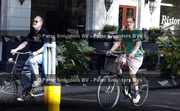 Amsterdam 29 mei 2026
Joep Onderdelinden met partner Hans op de fiets in Amsterdam zuid .