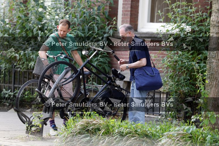 Amsterdam 29 mei 2026
Joep Onderdelinden met partner Hans op de fiets in Amsterdam zuid .