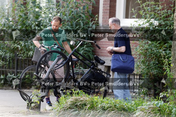 Amsterdam 29 mei 2026
Joep Onderdelinden met partner Hans op de fiets in Amsterdam zuid .