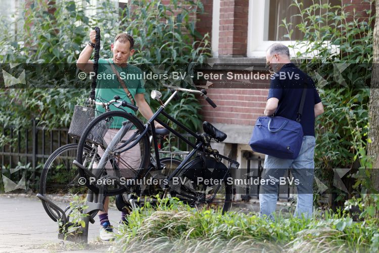 Amsterdam 29 mei 2026
Joep Onderdelinden met partner Hans op de fiets in Amsterdam zuid .