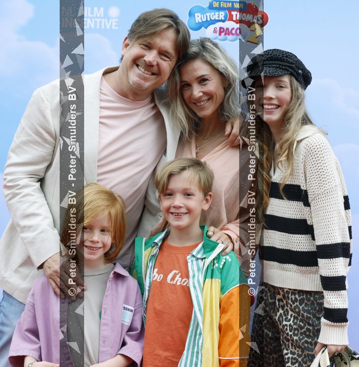 Amsterdam 31 mei 2026
Premiere Rutger Thomas en Paco 2 in Pathe Arena . Johnny de Mol kwam met zijn vrouw Anouk de Mol en hun kinderen Johnny jr Fender en Kiki 