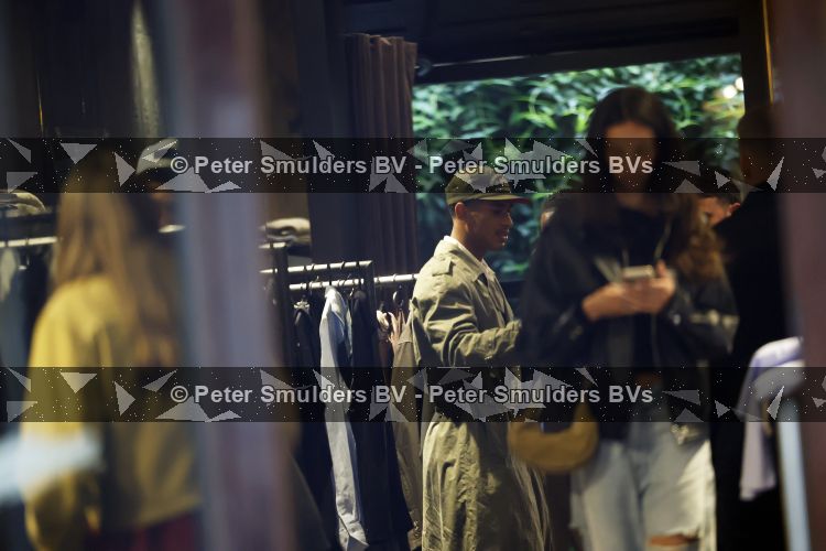 Amsterdam 18 mei 2026
Jude Bellingham en zijn broer Jobe Bellingham aan het shoppen bij 1 Amsterdam . Ook Noah Ohio is aanwezig in de zaak van Jacob Ferilli 