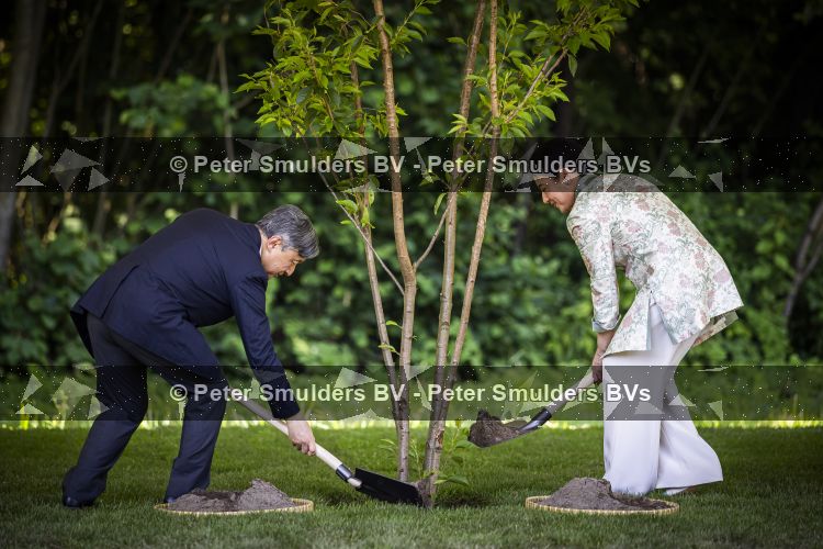 AMSTELVEEN  19 Juni 2026Keizer Nahurito, keizerin Masako van Japan tijdens een boomplant ceremonie in het Japanse Bloesempark tijdens de derde dag van het Japanse staatsbezoek aan Nederland.