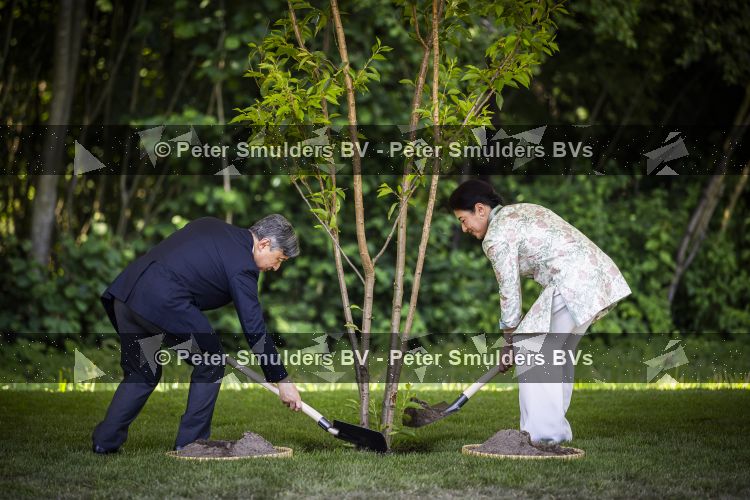 AMSTELVEEN  19 Juni 2026Keizer Nahurito, keizerin Masako van Japan tijdens een boomplant ceremonie in het Japanse Bloesempark tijdens de derde dag van het Japanse staatsbezoek aan Nederland.