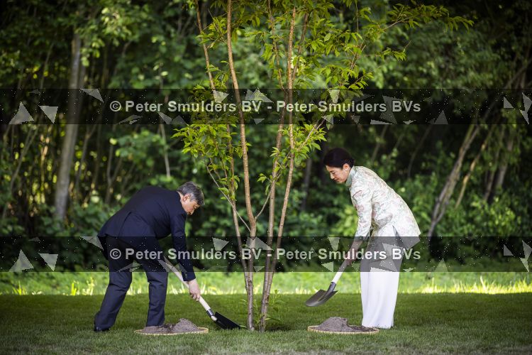 AMSTELVEEN  19 Juni 2026Keizer Nahurito, keizerin Masako van Japan tijdens een boomplant ceremonie in het Japanse Bloesempark tijdens de derde dag van het Japanse staatsbezoek aan Nederland.